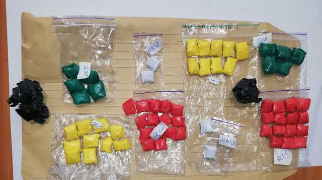 В Запорожье полицейские вынули из сумки местной жительницы партию наркотиков