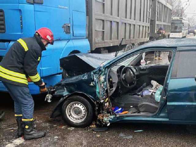 Женщину пришлось вырезать из салона: в Днепре произошло тройное ДТП