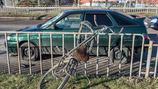 Смерть на пешеходном переходе: в Днепре автомобиль сбил мужчину с велосипедом