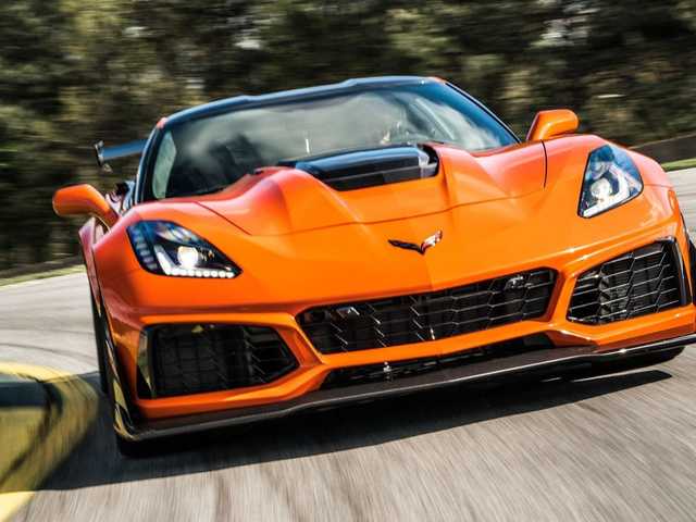 В Одессе ездил роскошный спорткар с ёлкой на крыше