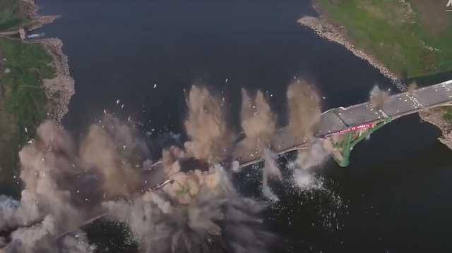Появилось видео, как в Китае взлетел на воздух 760-метровый мост через реку