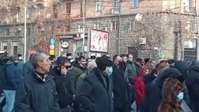 Протесты в Ереване: Оппозиция собралась у здания парламента, полиция выстроила оцепление