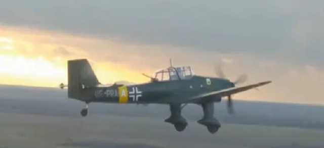 Над Житомиром летает немецкий бомбардировщик времен Второй мировой