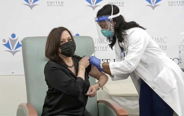 Камала Харріс вакцинувалася від COVID-19