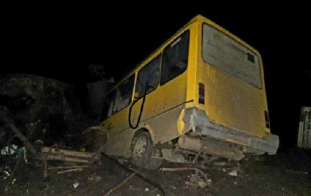 Рейсовый автобус с 15 пассажирами рухнул в бассейн в Николаевской области