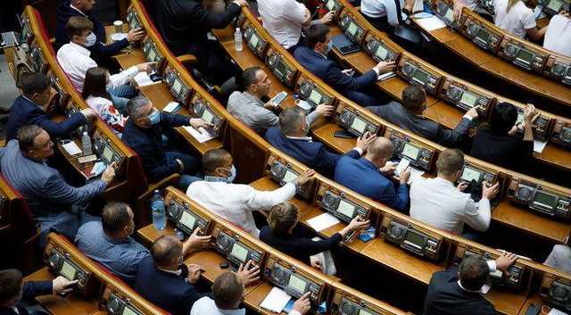 Раде рекомендуют предусмотреть компенсации за задержку пенсий и зарплат