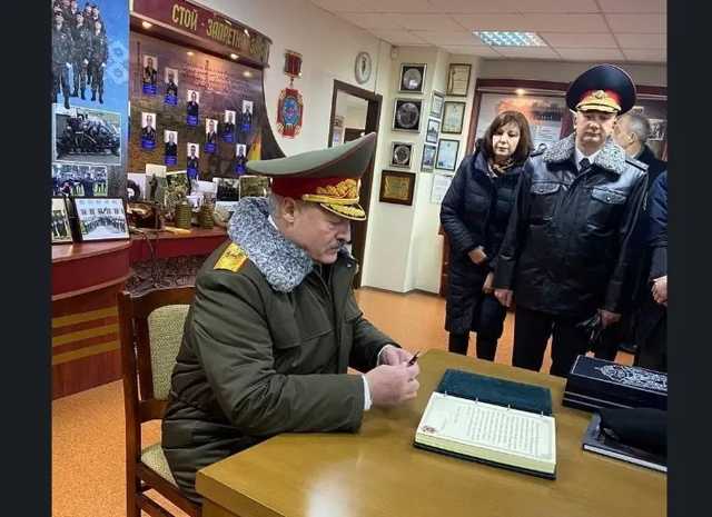 Лукашенко приняли в ОМОН и вручили черный берет