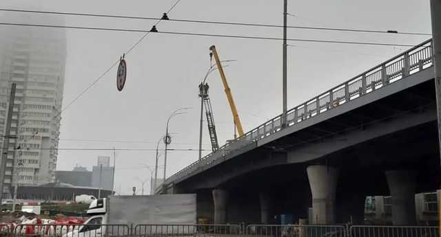 В Киеве на Шулявском мосту начали устанавливать фонари