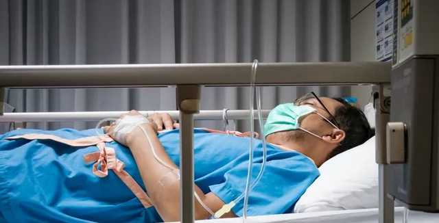 За сутки от COVID-19 в мире скончалось рекордное количество больных