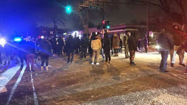 В Миннеаполисе снова вспыхнули протесты после того, как полицейские застрелили мужчину в машине