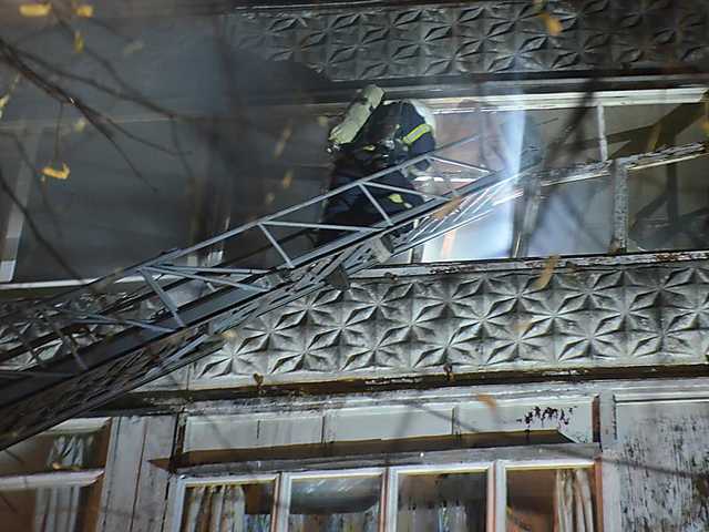 В Николаеве фейерверк залетел в квартиру многоэтажки, из-за чего на балконе вспыхнул пожар
