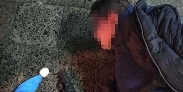 В центре Львова пьяный мужчина в шапке Деда Мороза устроил стрельбу