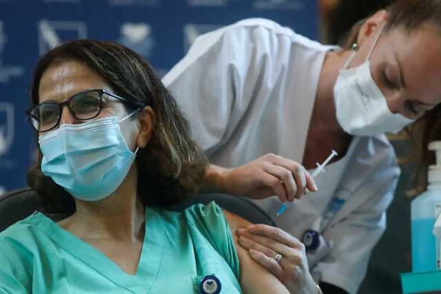 Израиль быстрее всех проводит вакцинацию. Препарат получили уже 10% населения