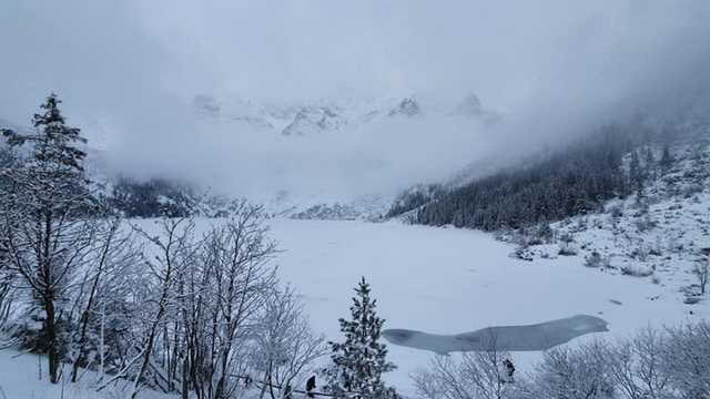 В польских Татрах под лед озера провалились украинские туристы