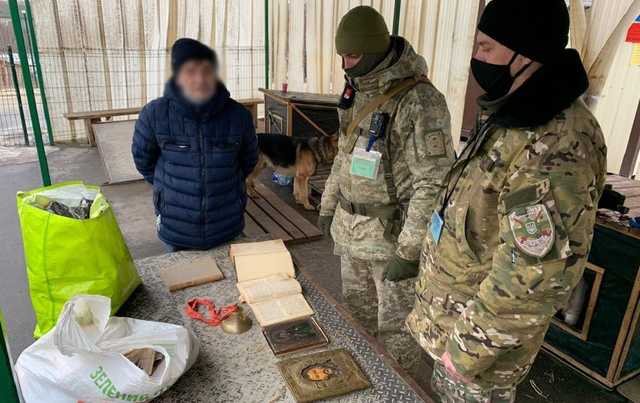 Контрабандиста піймали при спробі вивезти старовинні книги та ікони в ОРЛО
