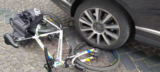 Во Львове таможенник на Range Rover убегая наехал на ногу полицейскому