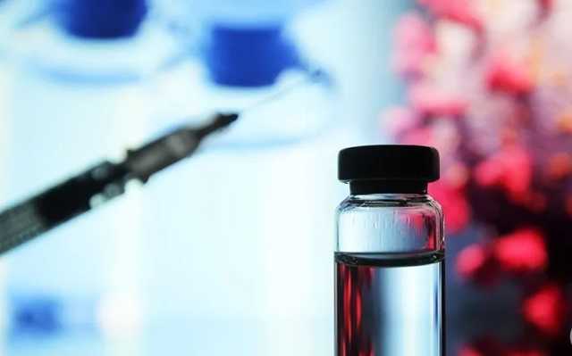 Тайная вакцинация от COVID-19 идет с начала декабря, – Александрин