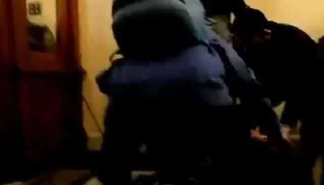 Охранник застрелил протестующую во время штурма Конгресса