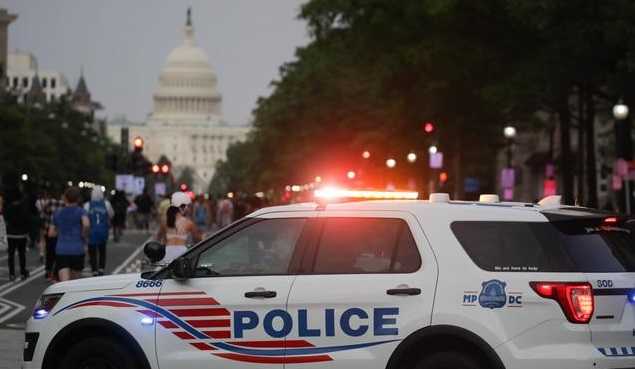 В Вашингтоне ввели комендантский час после прорыва протестующих в Капитолий