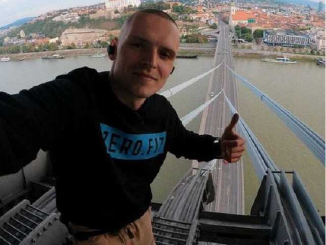 Раскрасивший «флагом Украины» звезду в Москве руфер сделал безумное фото в Киеве