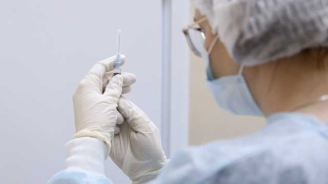 В Польше после вакцинации вне очереди начались увольнения, а звездам "не дают жизни"