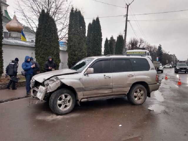 Неадекват устроил стрельбу из автомата возле ночного клуба под Ровно: один человек убит