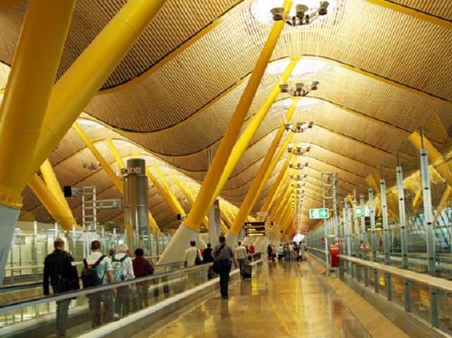 От посольства никакой помощи: украинцы с детьми застряли в испанском аэропорту