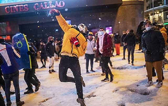 Жители Мадрида обрадовались снегу и начали бросаться снежками. "Битву" остановила полиция
