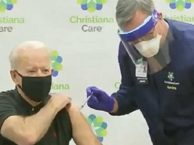 Байден отримав другу дозу вакцини від коронавірусу в прямому ефірі