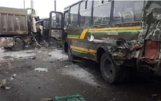 В РФ вантажівка врізалася у колону військових автобусів, четверо загиблих, десятки постраждалих