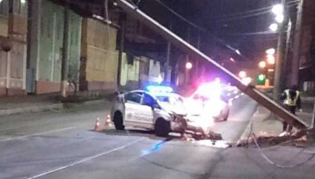 В Харькове патрульные полицейские снесли столб - теперь тут пробка из трамваев