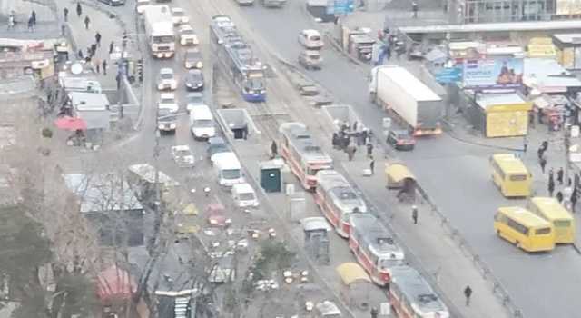 В Киеве мужчина упал на платформу на остановке трамвая