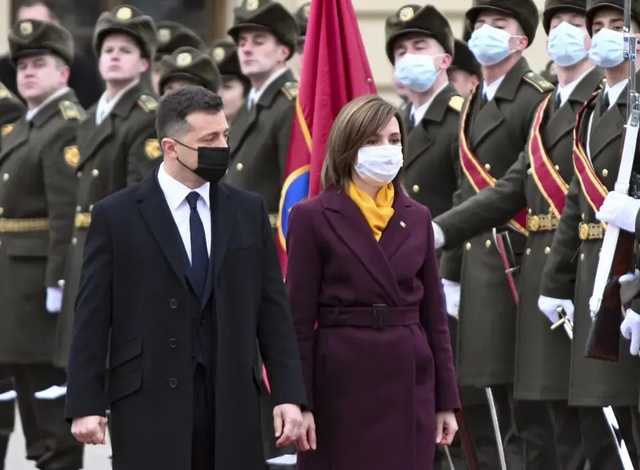 В Киеве Санду на украинском языке поприветствовала бойцов почетного караула