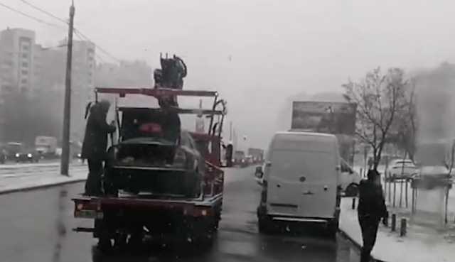 В Киеве «герой парковки» с ножом атаковал эвакуатор