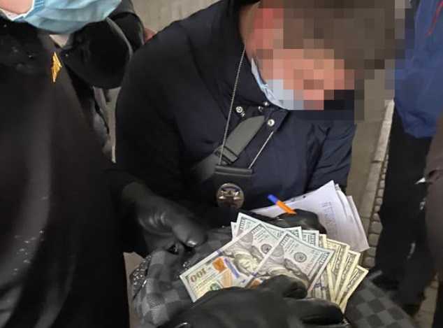 Начальника одного из управлений КП “Киевтранспарксервис” поймали при получении взятки