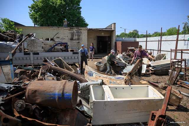 В Днепре мужчина в одиночку украл металлическую дверь и пытался сбежать от полиции
