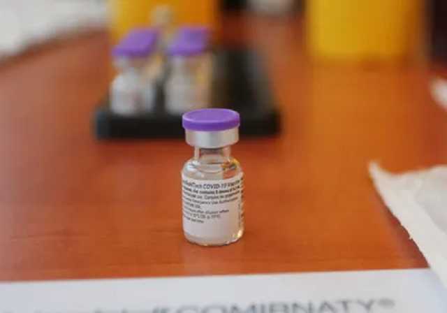 Израильский врач рассказал, как вакцина от COVID-19 могла нелегально попасть в Украину