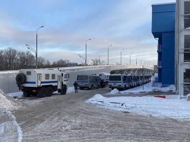 В РФ к аэропорту, куда должен прилететь Навальный, стянули автозаки