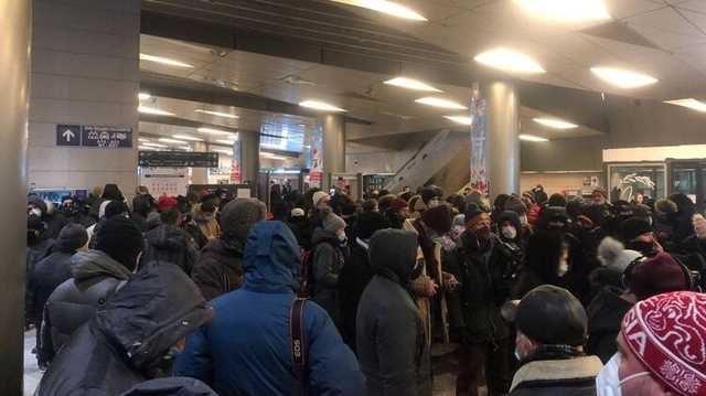 Сотни журналистов встречают Навального в аэропорту "Внуково"