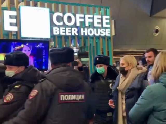 Повернення Навального до Москви: у “Внуково” затримали Соболь та Котова