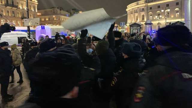 Сторонники Навального начали выходить на протесты в России: уже несколько десятков задержанных