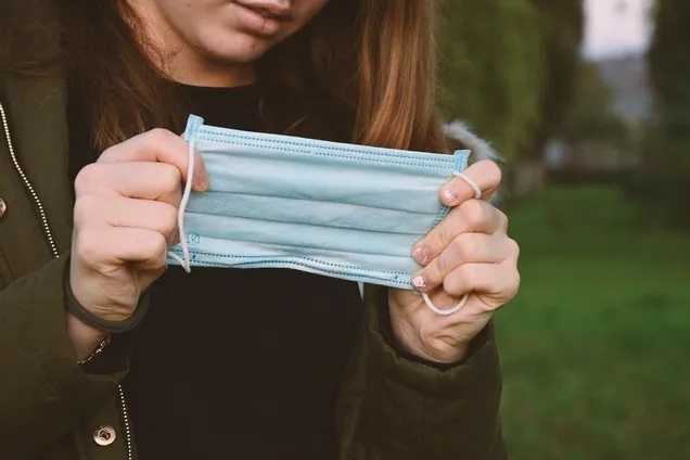Ученые объяснили, почему одноразовую маску нельзя носить несколько дней