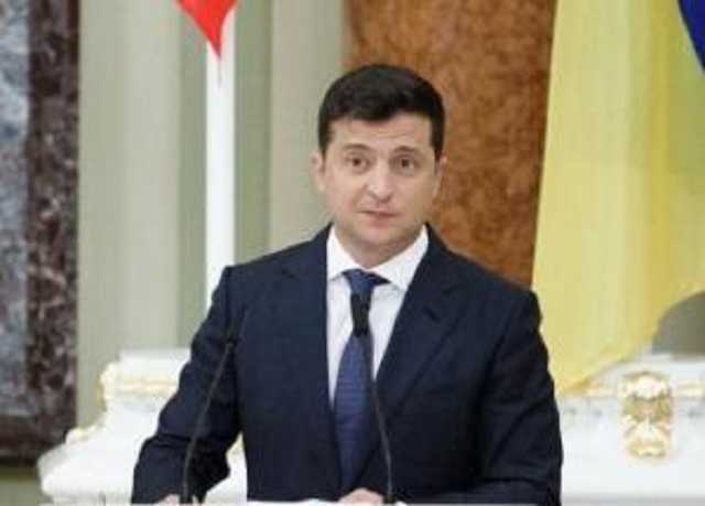 Зеленский выдал первый наградной пистолет