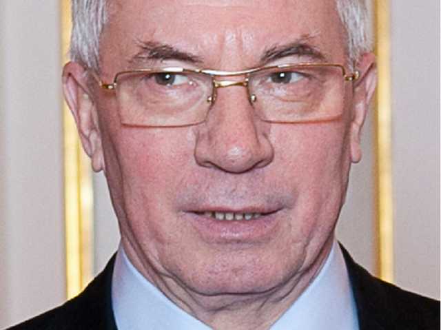 Экс-премьер Азаров оконфузился постом о роботах и Украине