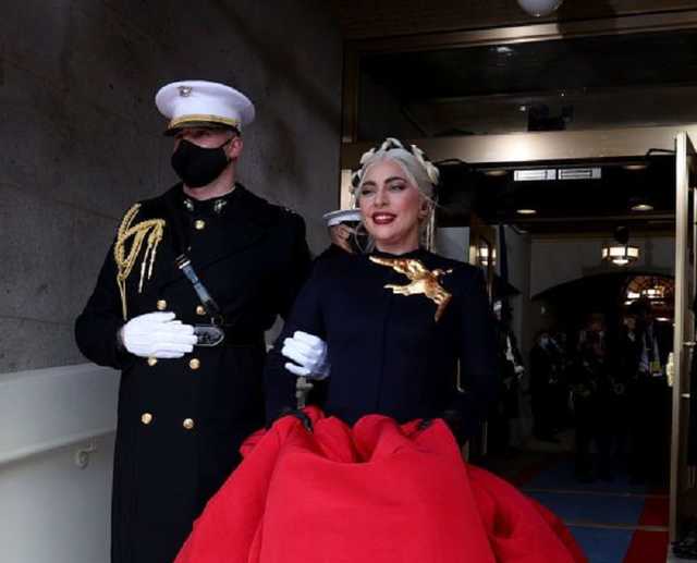 В сине-красном наряде: Леди Гага триумфально спела гимн США на инаугурации Джо Байдена