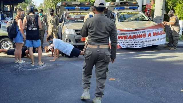 На Бали туристов заставляют отжиматься за отсутствие масок