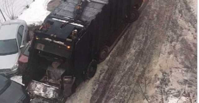 В Киеве мусоровоз разбил 9 машин