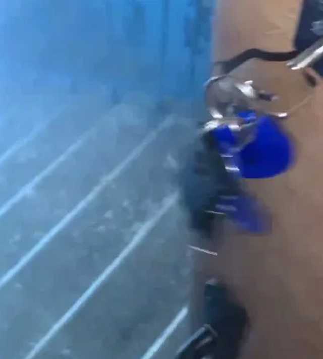 В Киеве горячая вода залила дом, на ступеньках образовался "водопад"