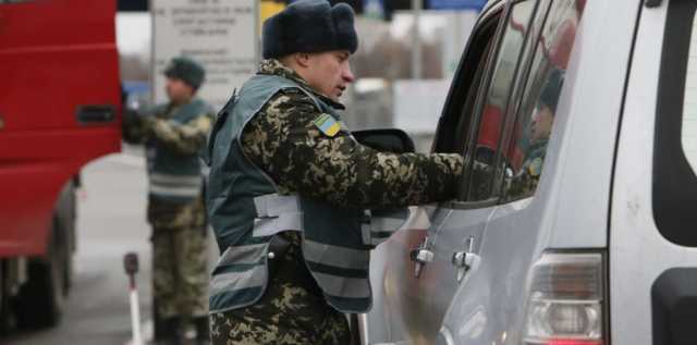На КПП с Польшей образовались огромные очереди: люди часами ждут на пересечение границы