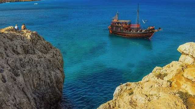 С 1 марта украинцы смогут летать на Кипр после теста на коронавирус